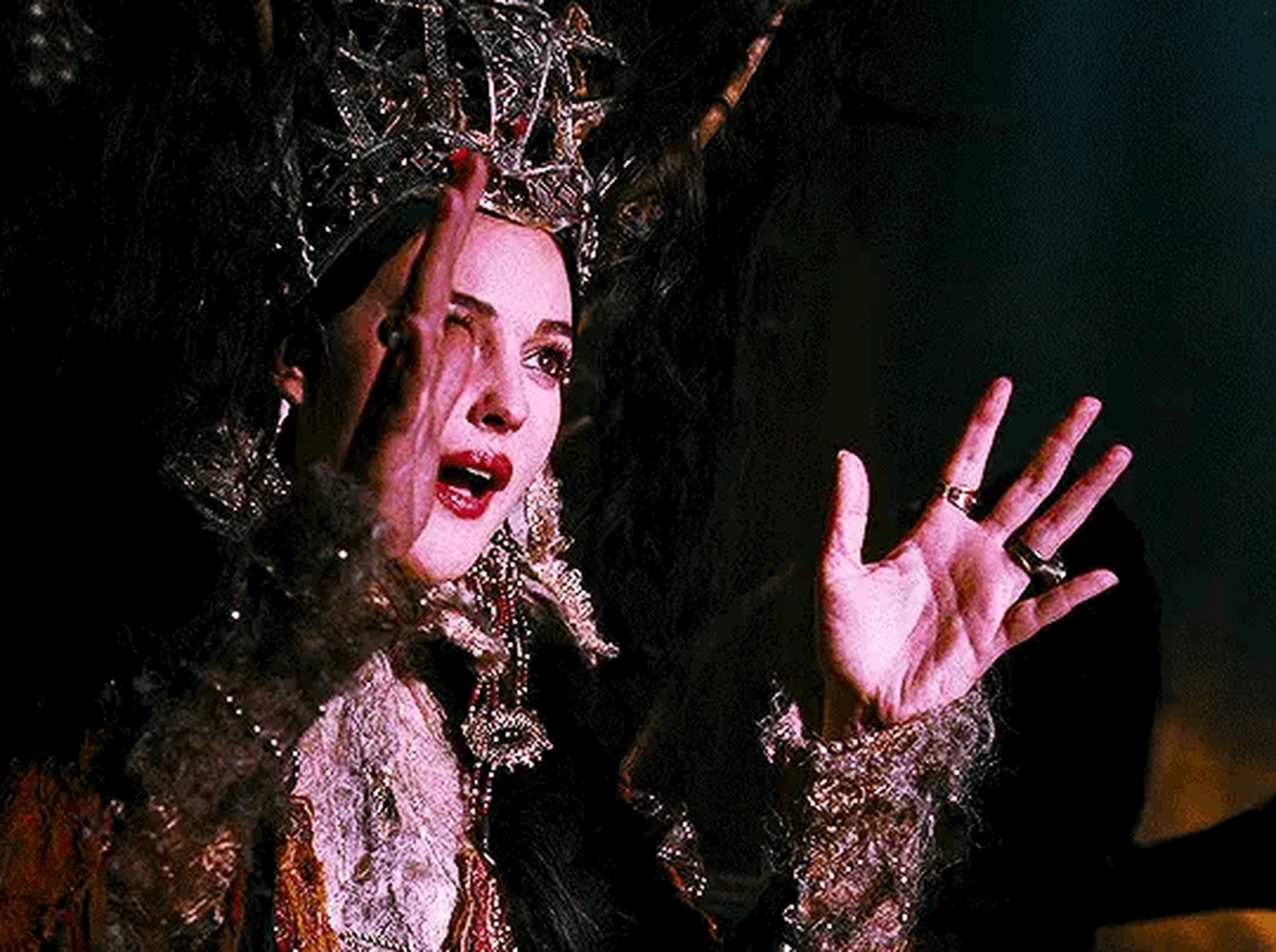 电影美图# #我爱看电影# 2005年电影《格林兄弟》里的莫妮卡·贝鲁奇