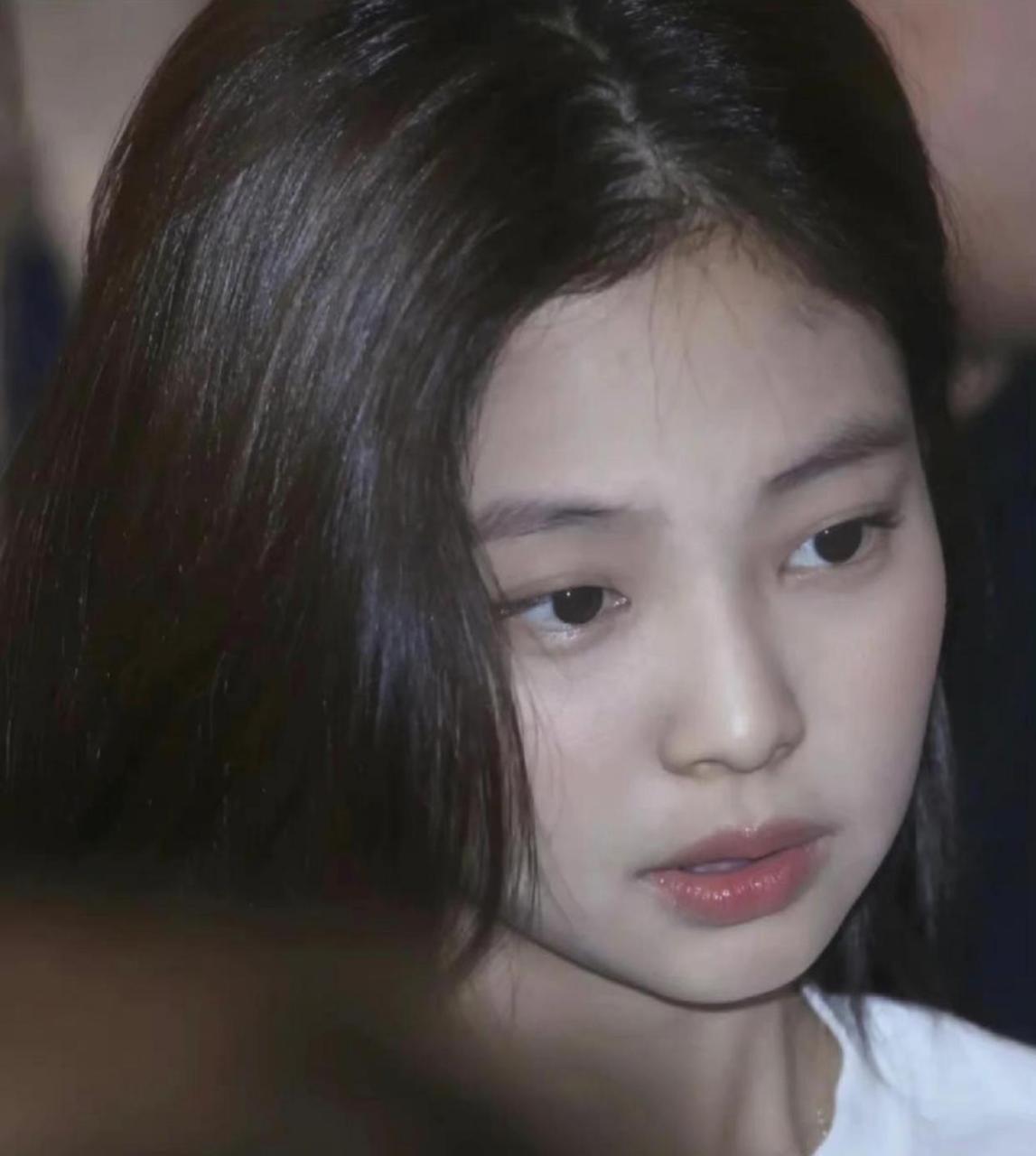jennie怼脸也好美啊,这种淡妆好衬她的