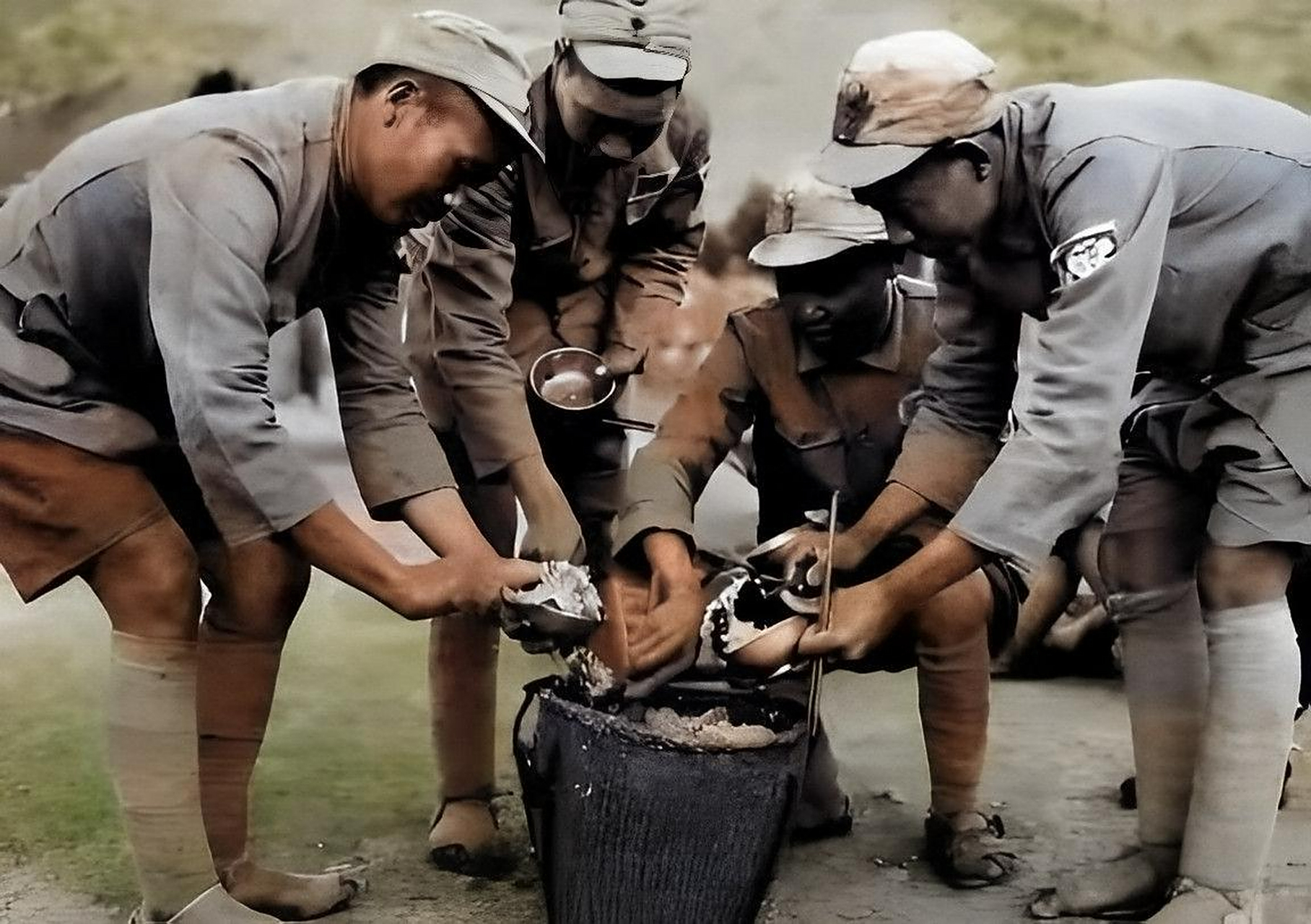 1940年,在抗日战争前线的一幕,几名战士准备吃饭.他们被拍到穿着短裤