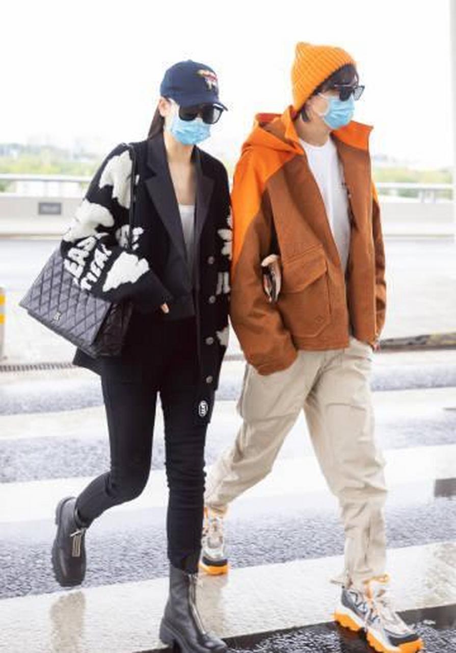 戚薇李承铉机场街拍