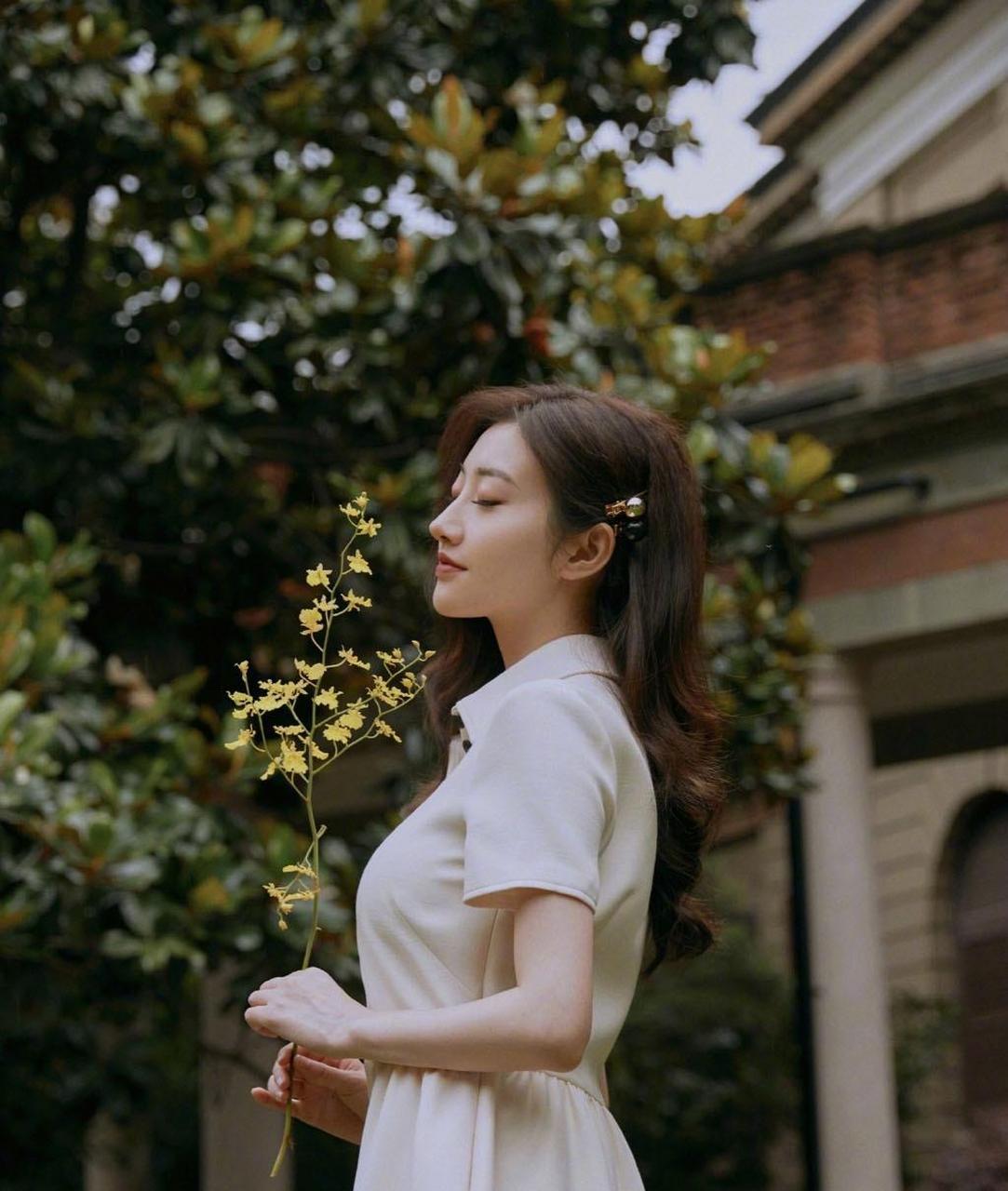 景甜仙气白裙写真图片