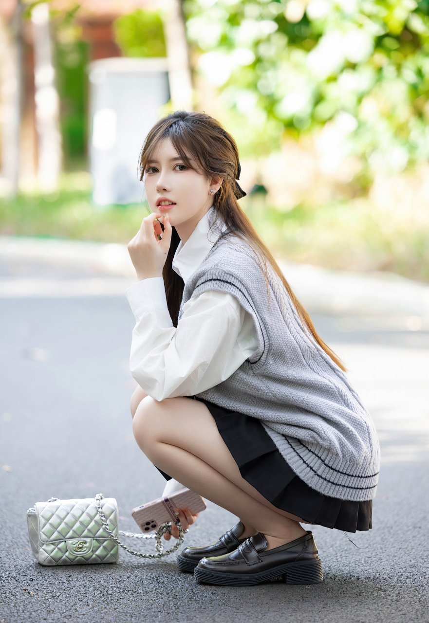 马甲和性感白色t恤搭配黑色短裙和搭配魅惑黑丝,丰腴多姿的肌肤胜雪