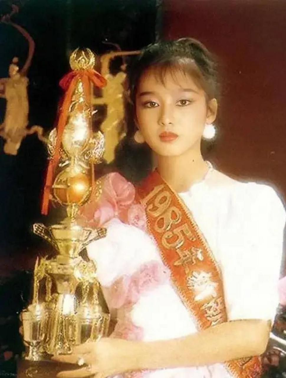 1985年,刘德华的妻子朱丽倩,年轻时的她美如花,清纯可人,少女感十足!