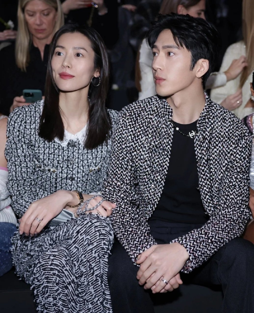 令人意想不到的是,井柏然与刘雯恋情曝光后的合影,竟然亮相于时尚