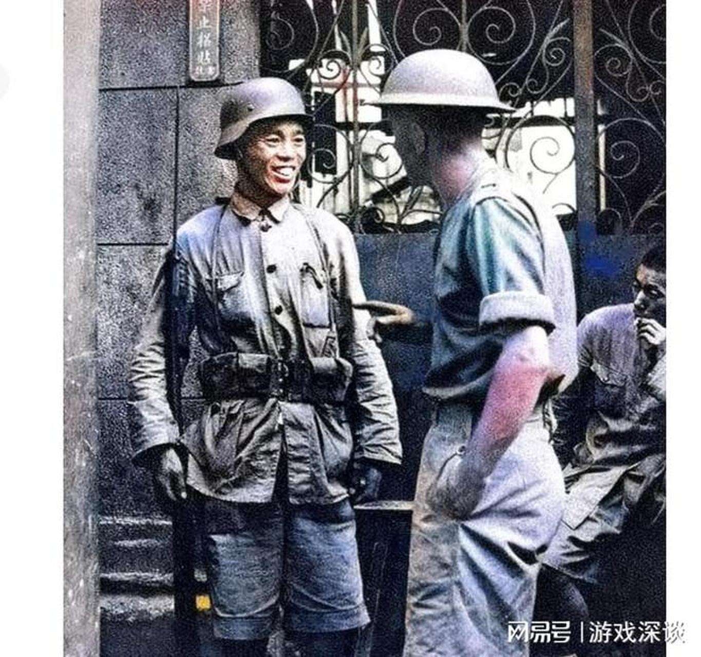 这张老照片是1937年淞沪会战期间拍摄的,照片上一名德械师士兵正在和