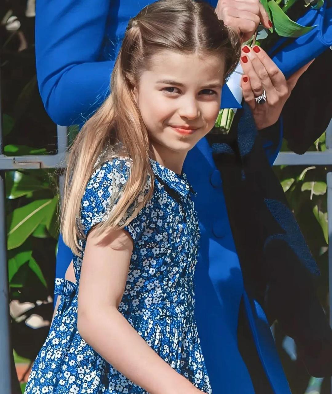 夏洛特小公主的回眸嫣然浅笑,落落大方.