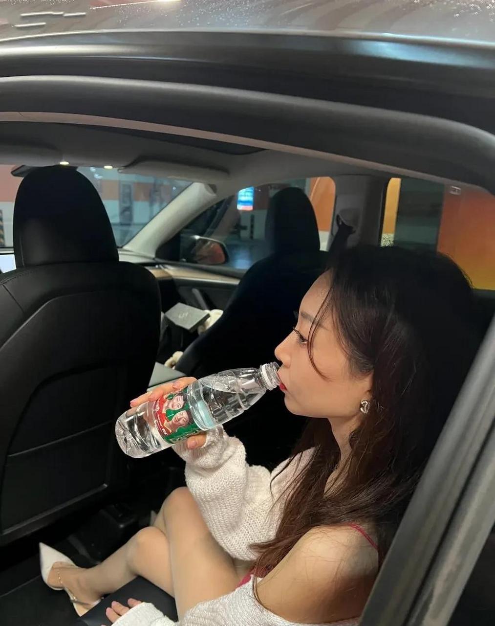 网约车最怕拉上宿醉以后的女乘客,发愁!#出租车司机# #主子爱自拍!