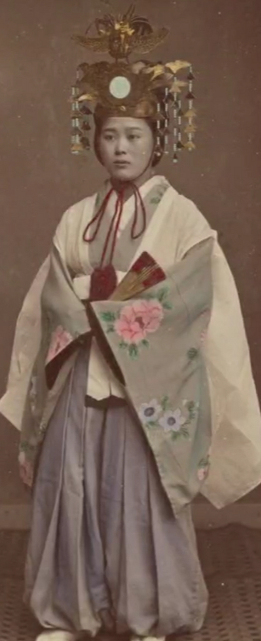 大约在1870-1890年代,日本一位戴着精致头饰的女性.