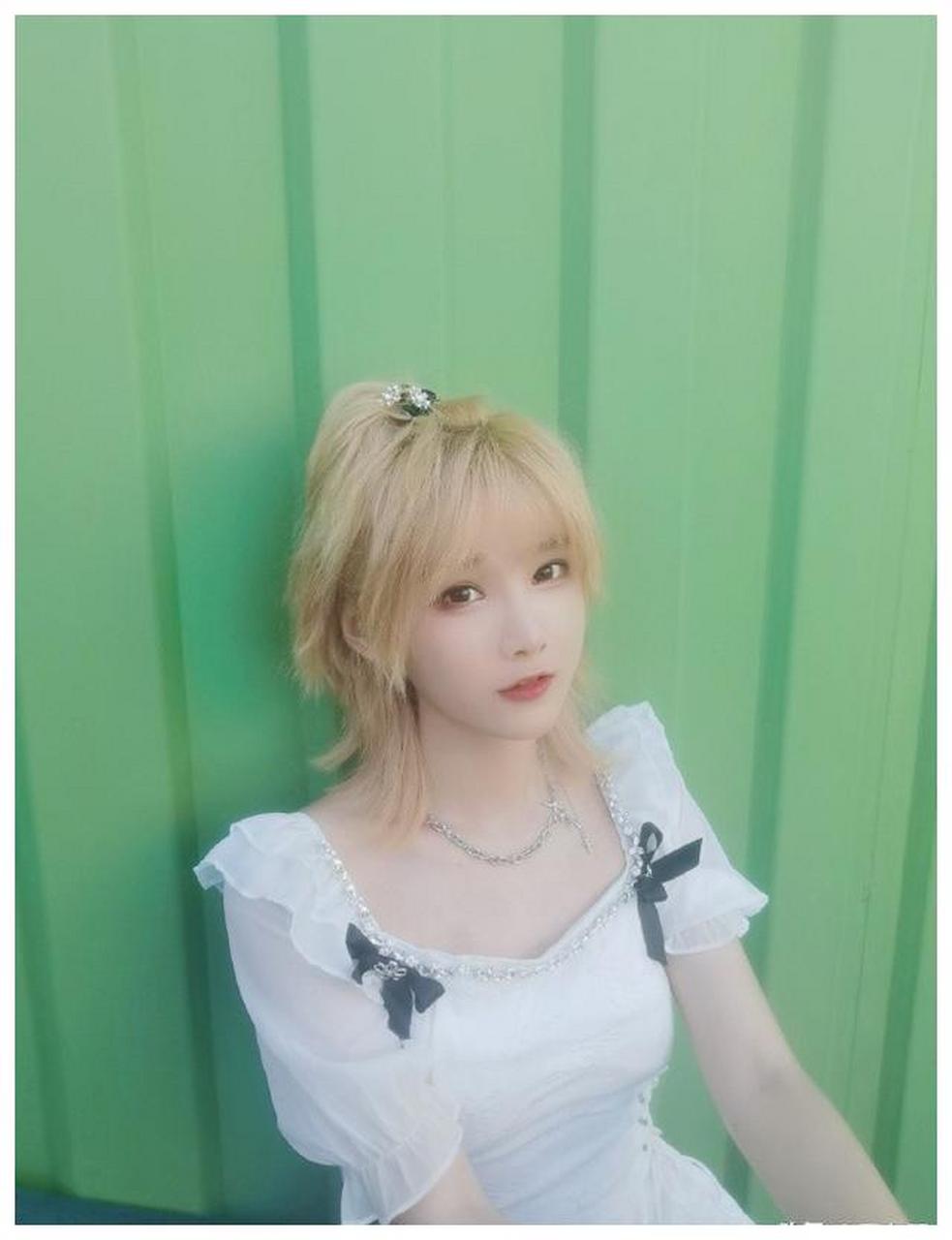 美女艺人snh48-闫明筠迷人可爱美照欣赏