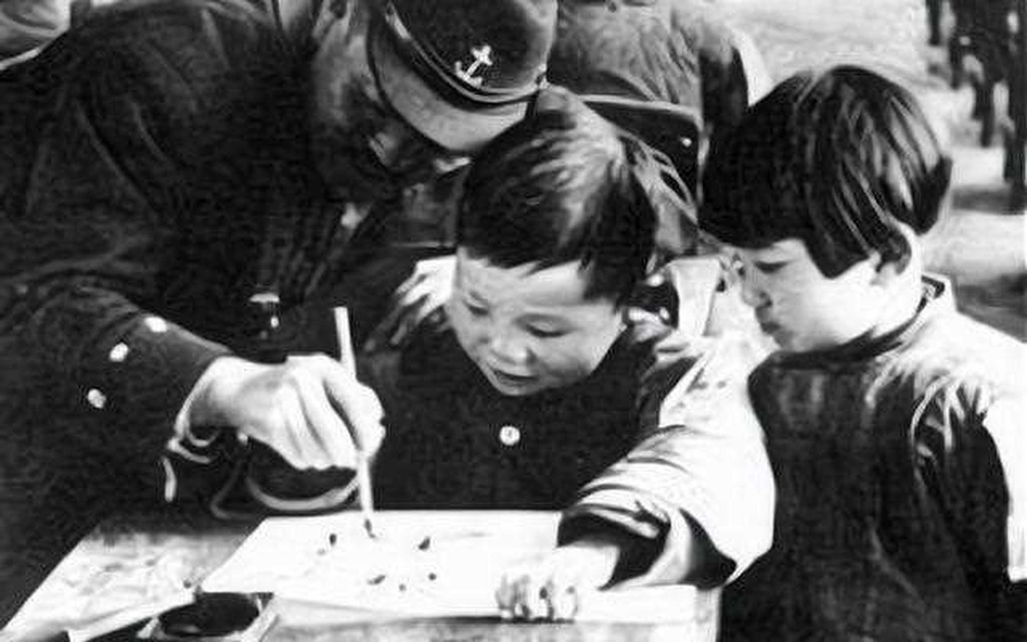 抗战时,9岁的陈敏学十分聪明,在日本奴化教育下,三年精通日语,13岁给