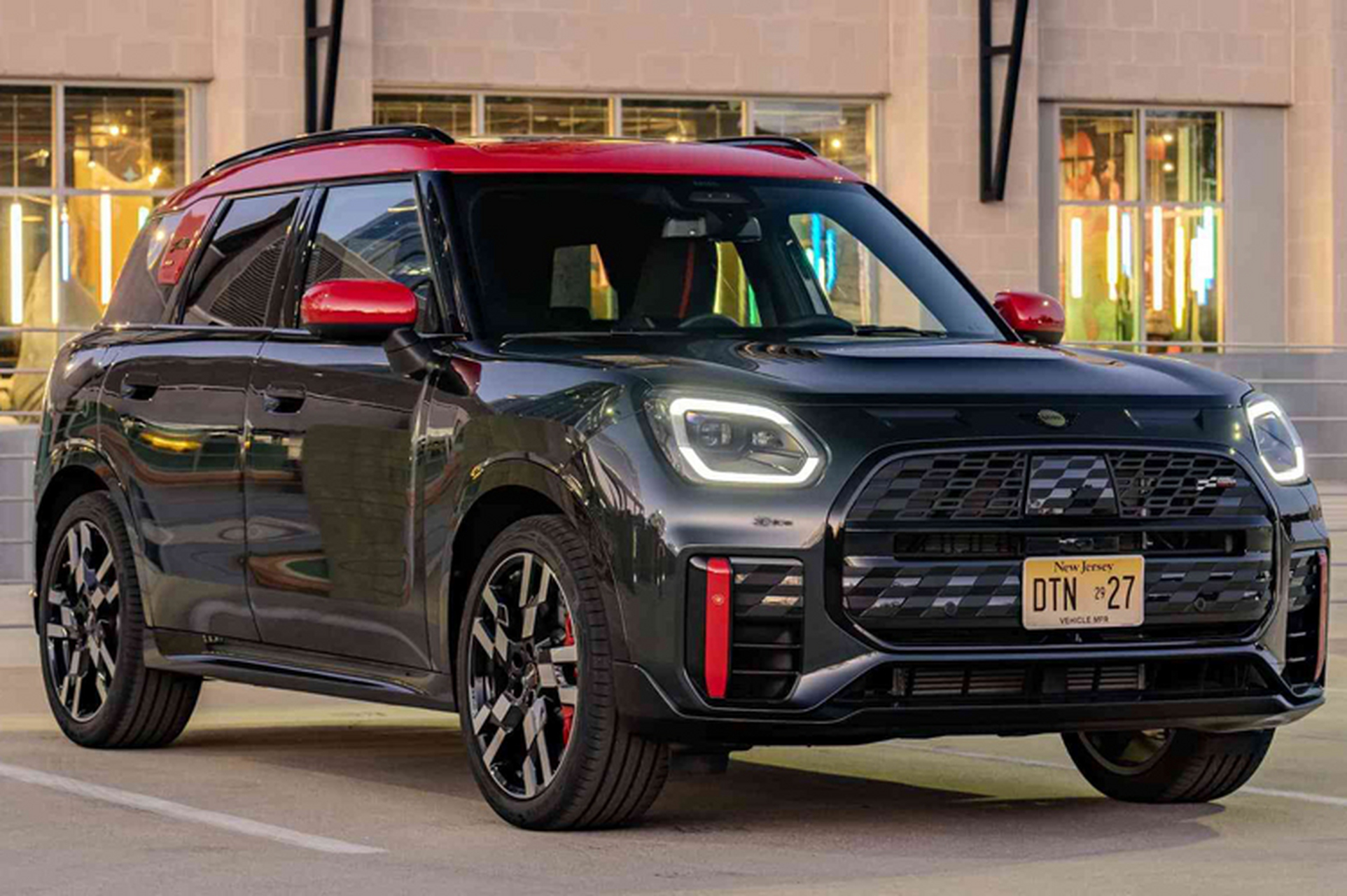 近日,宝马发布了一组全新mini jcw countryman的官图,新车定位紧凑型