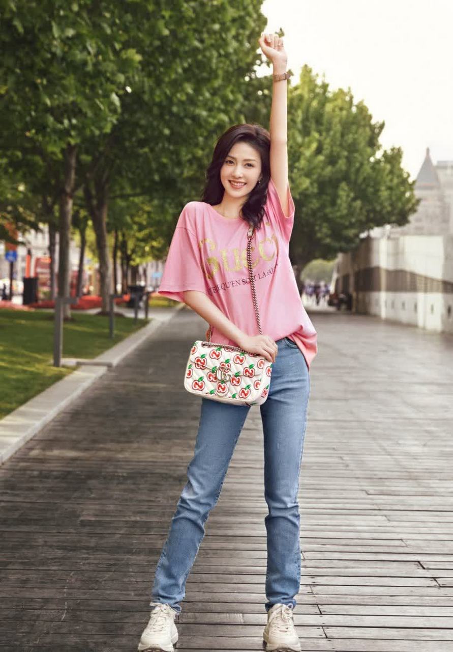 白鹿七夕街拍大片出炉,简约粉色t搭配牛仔,甜美又时尚,让人心动瞬间