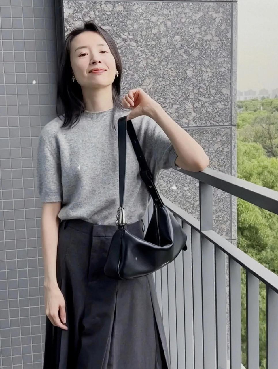 董洁[超话]#董洁私服穿搭look~真是简简单单显气质~半袖毛衫搭配休闲