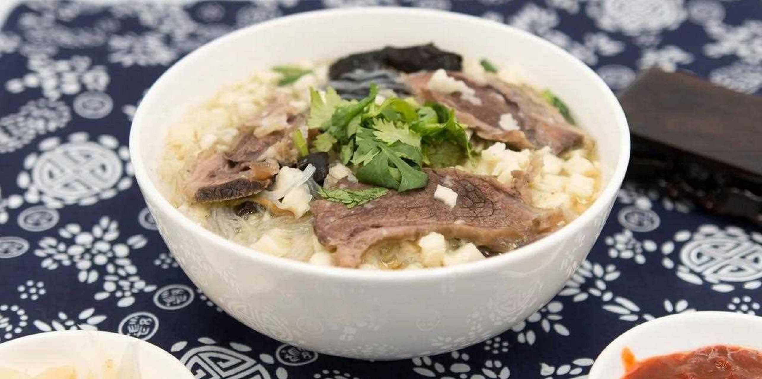 外地人来西安,首先要品尝的大多也是"羊肉泡馍".羊肉泡馍的精髓: 1.