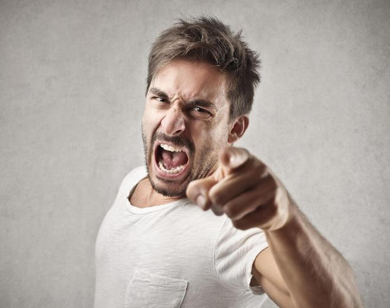 家里有一位自私且脾气暴躁的父亲该怎么去改变他?