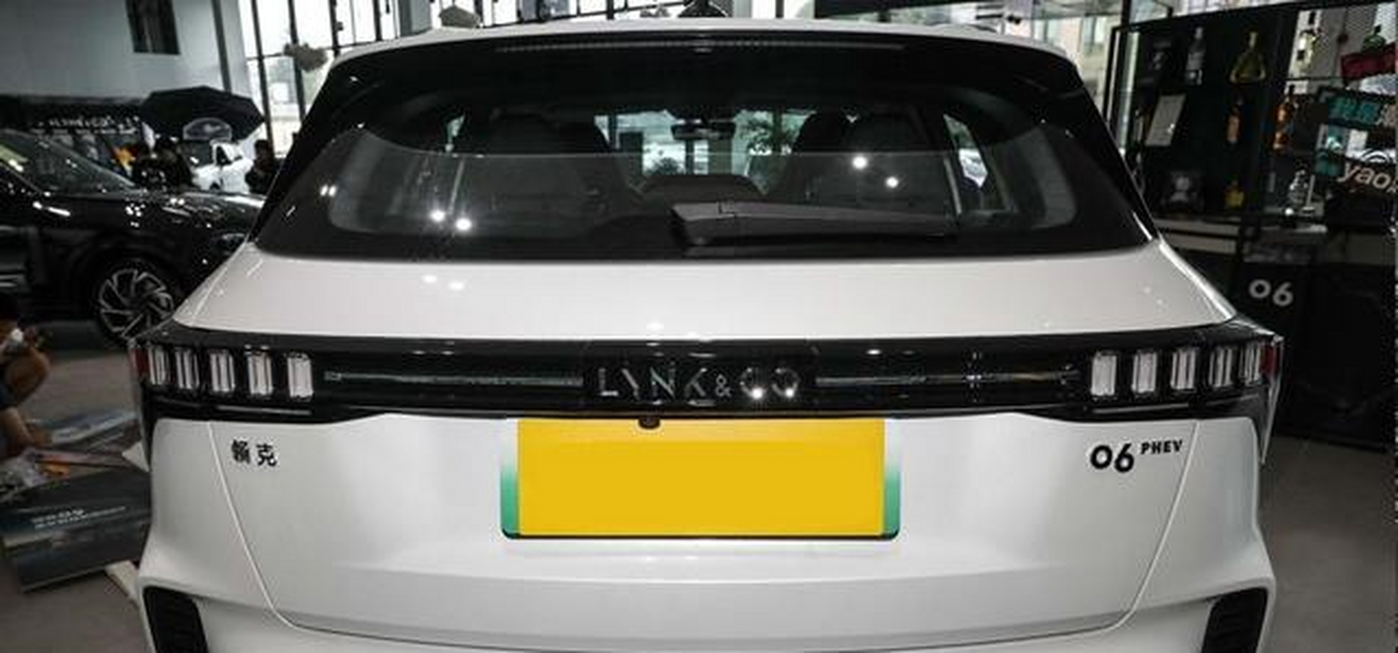 来到车尾,领克06 phev的led尾灯也很有特色,中央采用了贯通一体式的