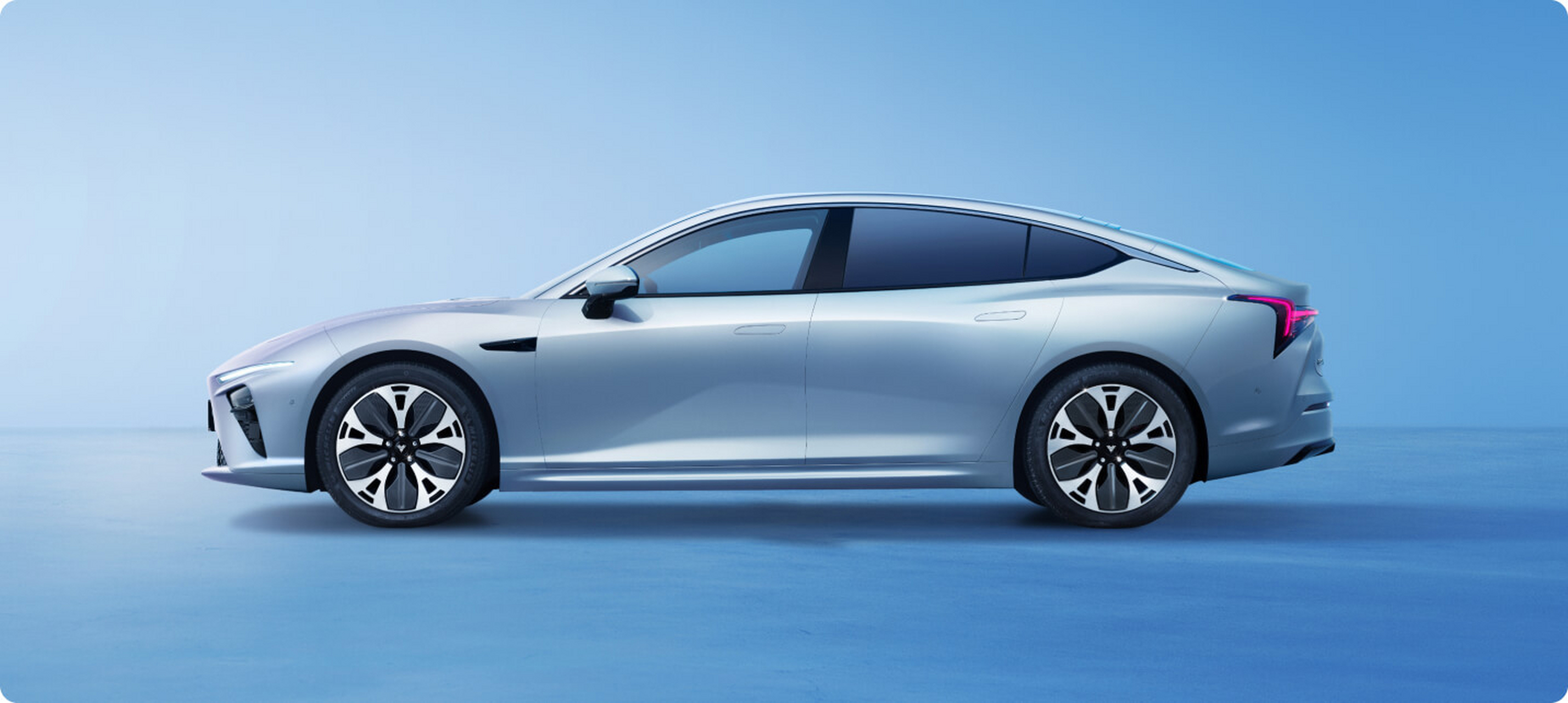 所有插混当中,性质最为特殊的就是【哪吒s增程版】一个低阻小轿车,塞