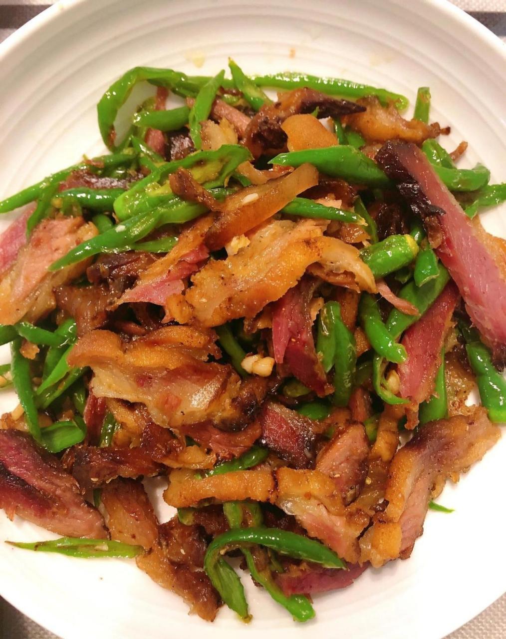 青椒炒腊肉 1?腊瘦肉洗净冷水下锅煮熟捞出晾凉后切片 2?