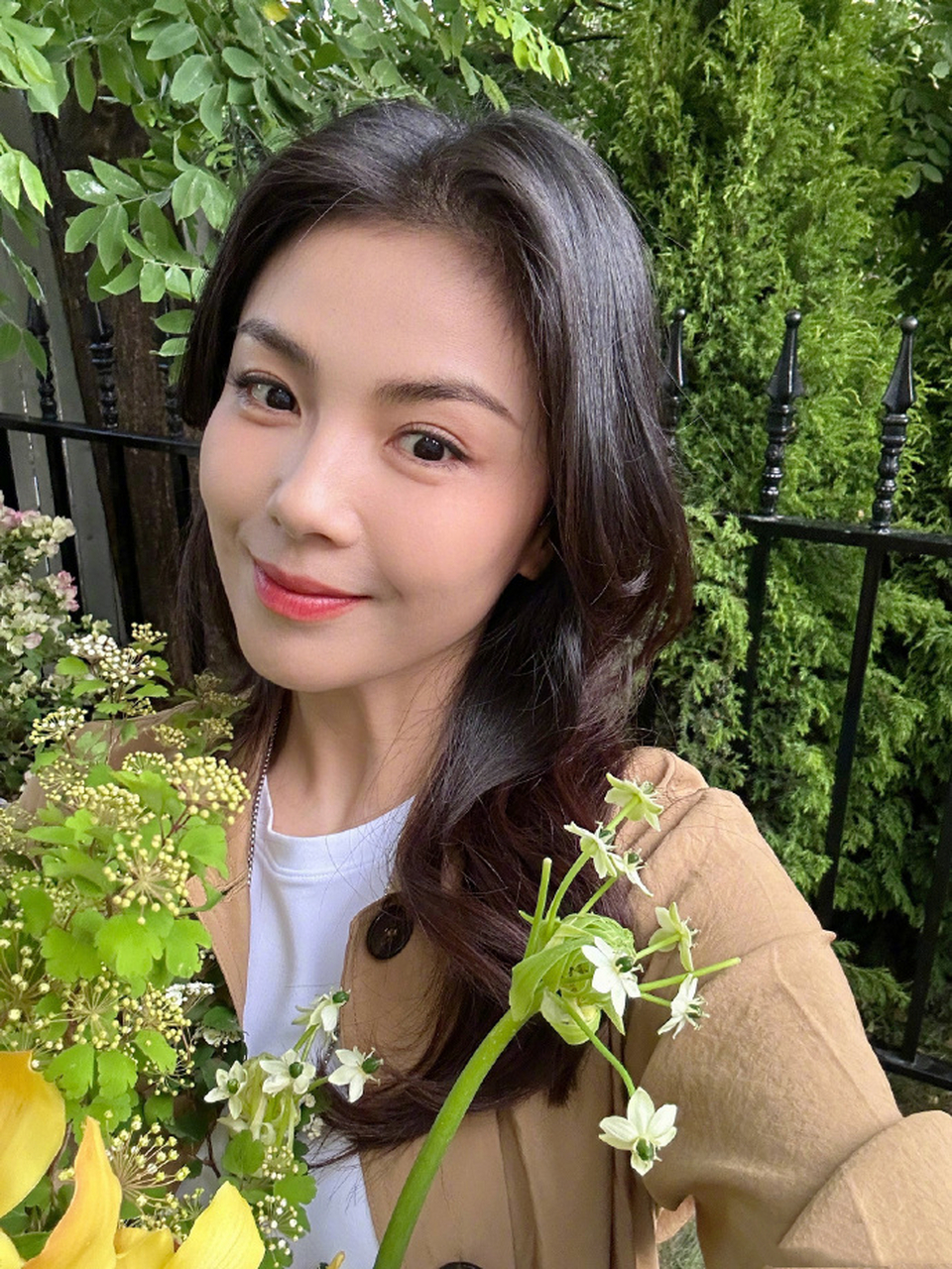 近日,刘涛分享近照,她在花束前自拍优雅大方,对镜微笑温柔可人