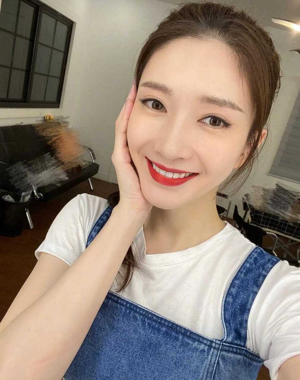 而玄彬的迷妹江疏影发文恭喜:"恭喜实至名归才貌双全德才兼备风流倜傥