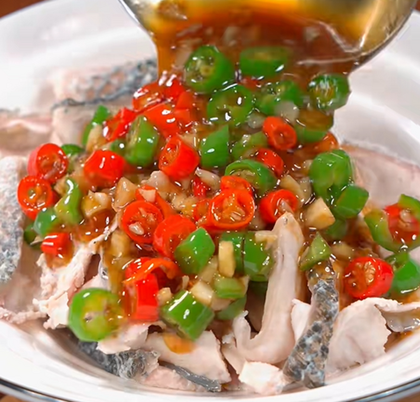 这个双椒鱼片,其实做法也非常简单,切好的鱼片加盐,胡椒粉,蛋清,淀粉