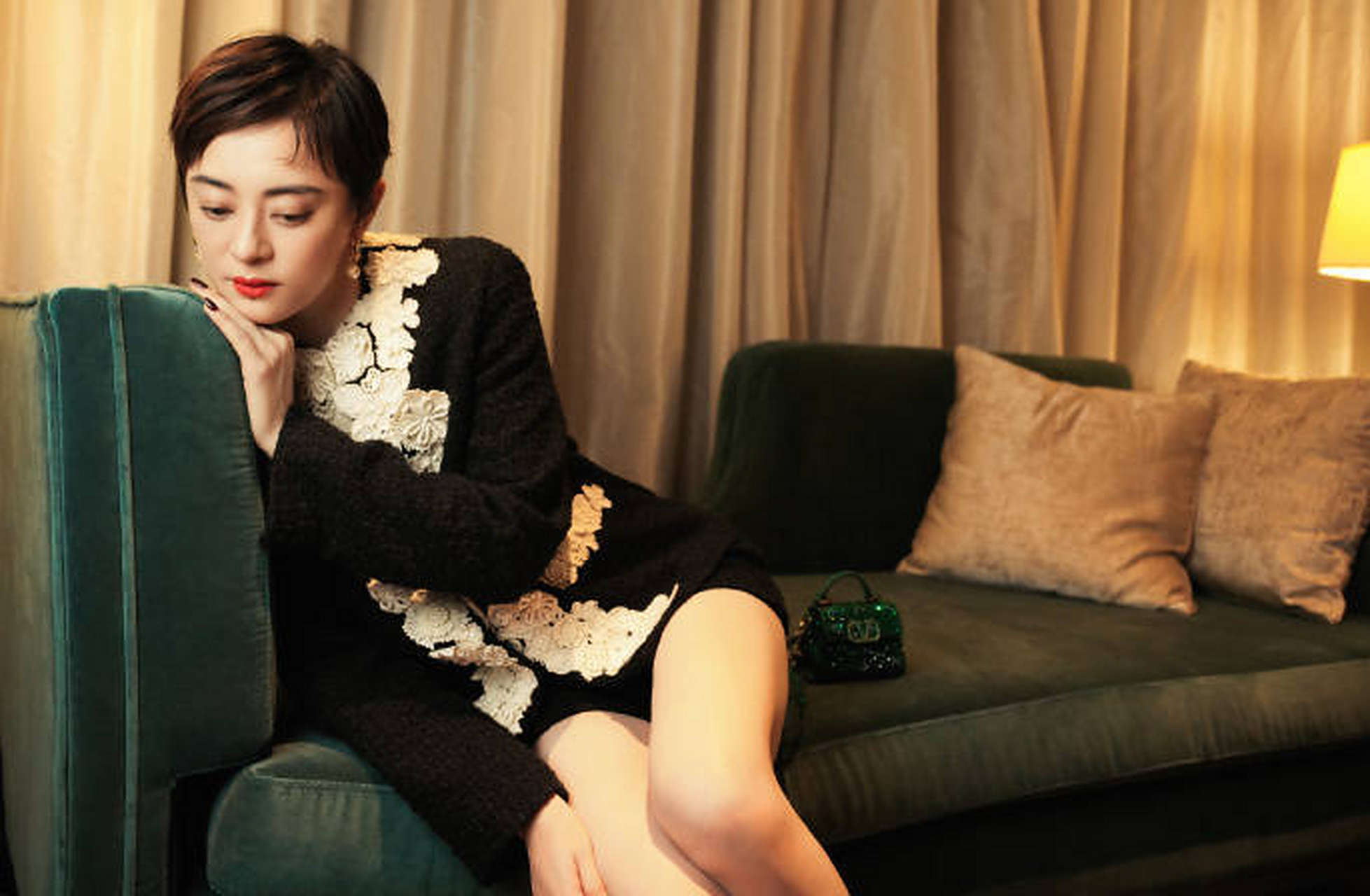 孙俪出席时尚活动最新写真照,这小眼神真犀利,而且眼睛越来越鼓.