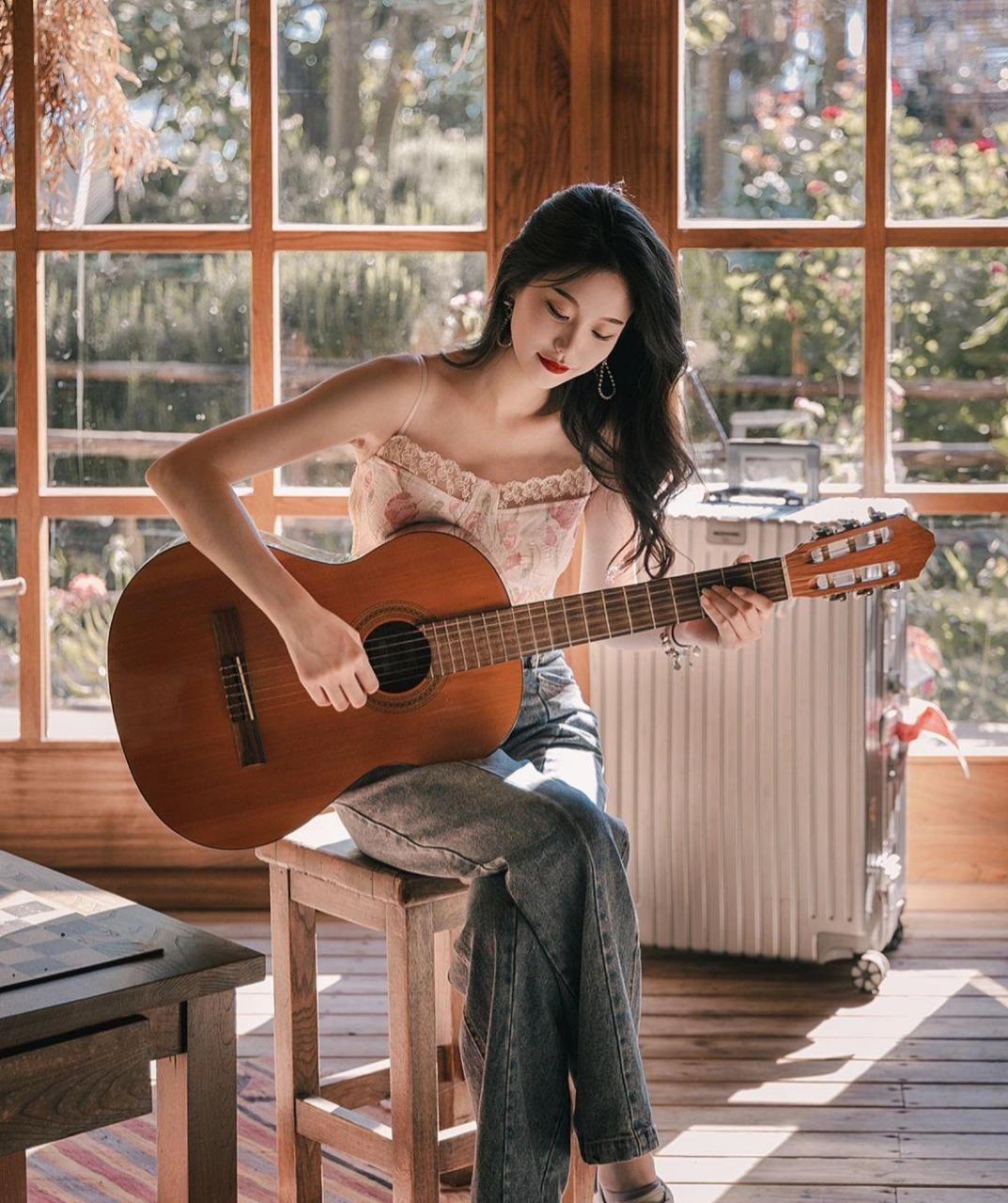 拜托,会弹吉他的女生超酷的好吗