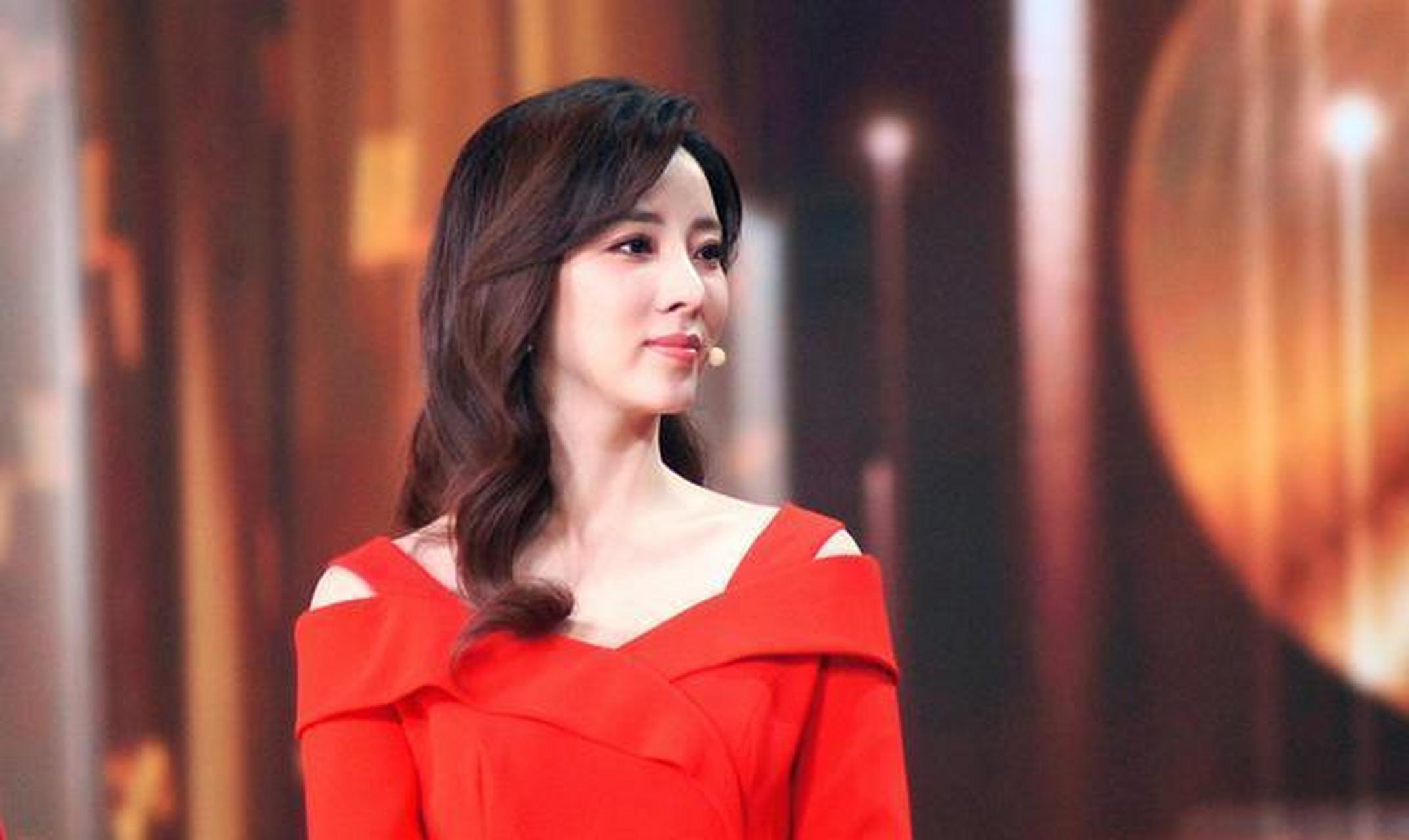 央视主持人李思思气质出众!多套台上造型端庄大方,哪像俩孩子妈