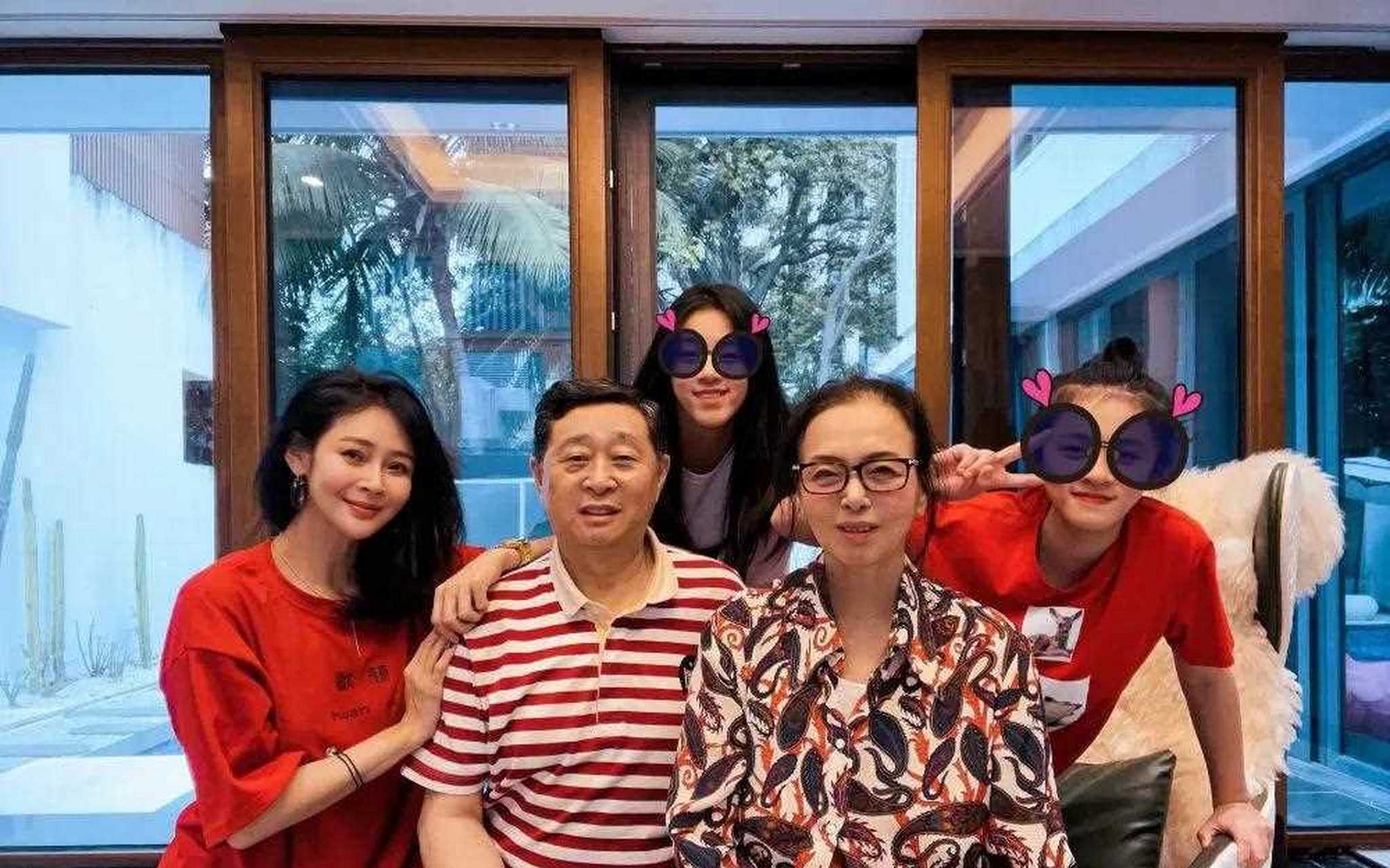 于明加的全家福!