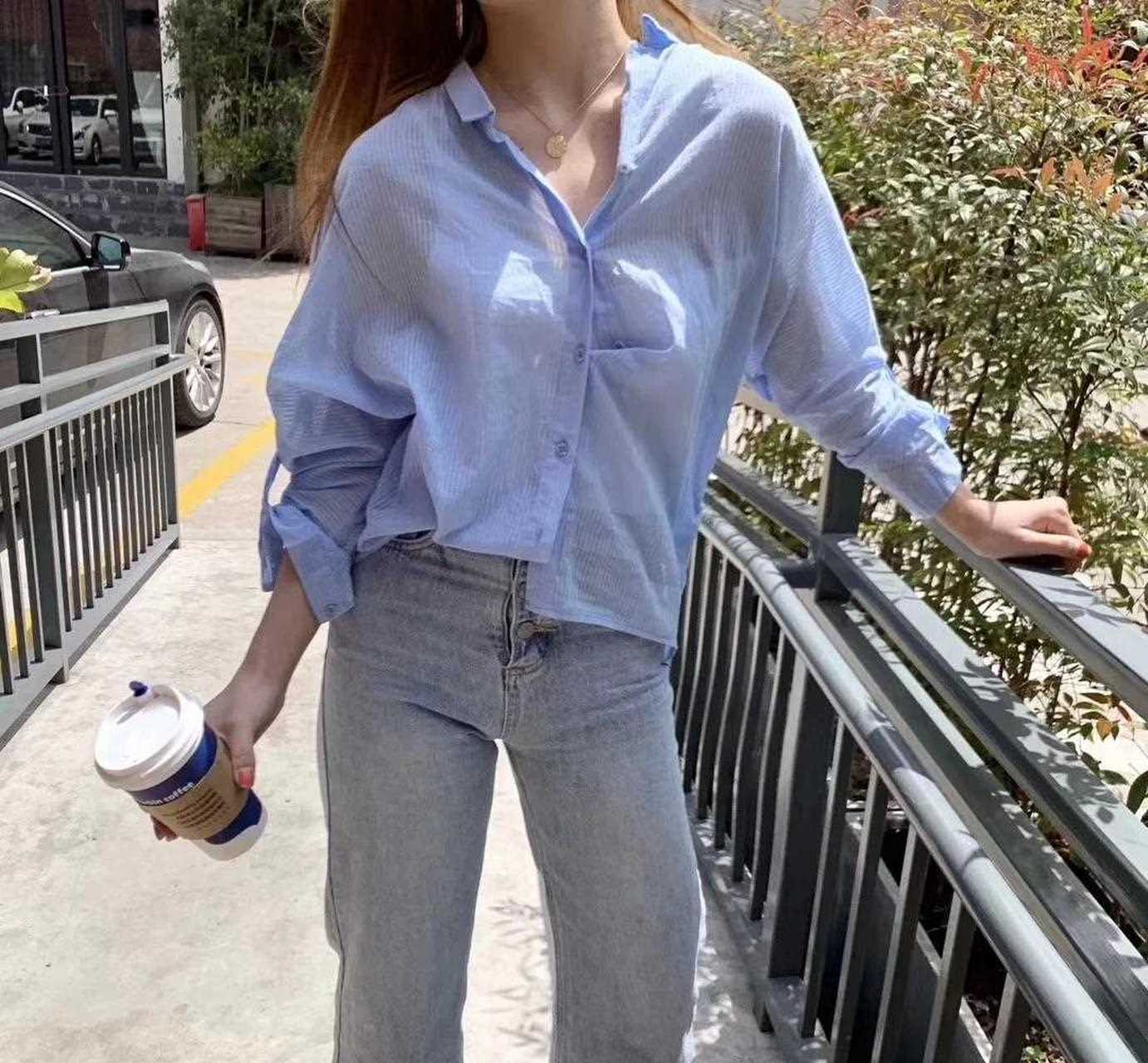 第四种:纽扣错位系法  这个方法比较简单,就是扣错扣子法,估计你的七