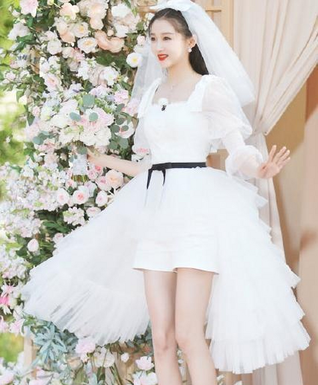 很多人了解的是,关晓彤家里本姓瓜尔佳氏,是清朝满族后裔,这样算来