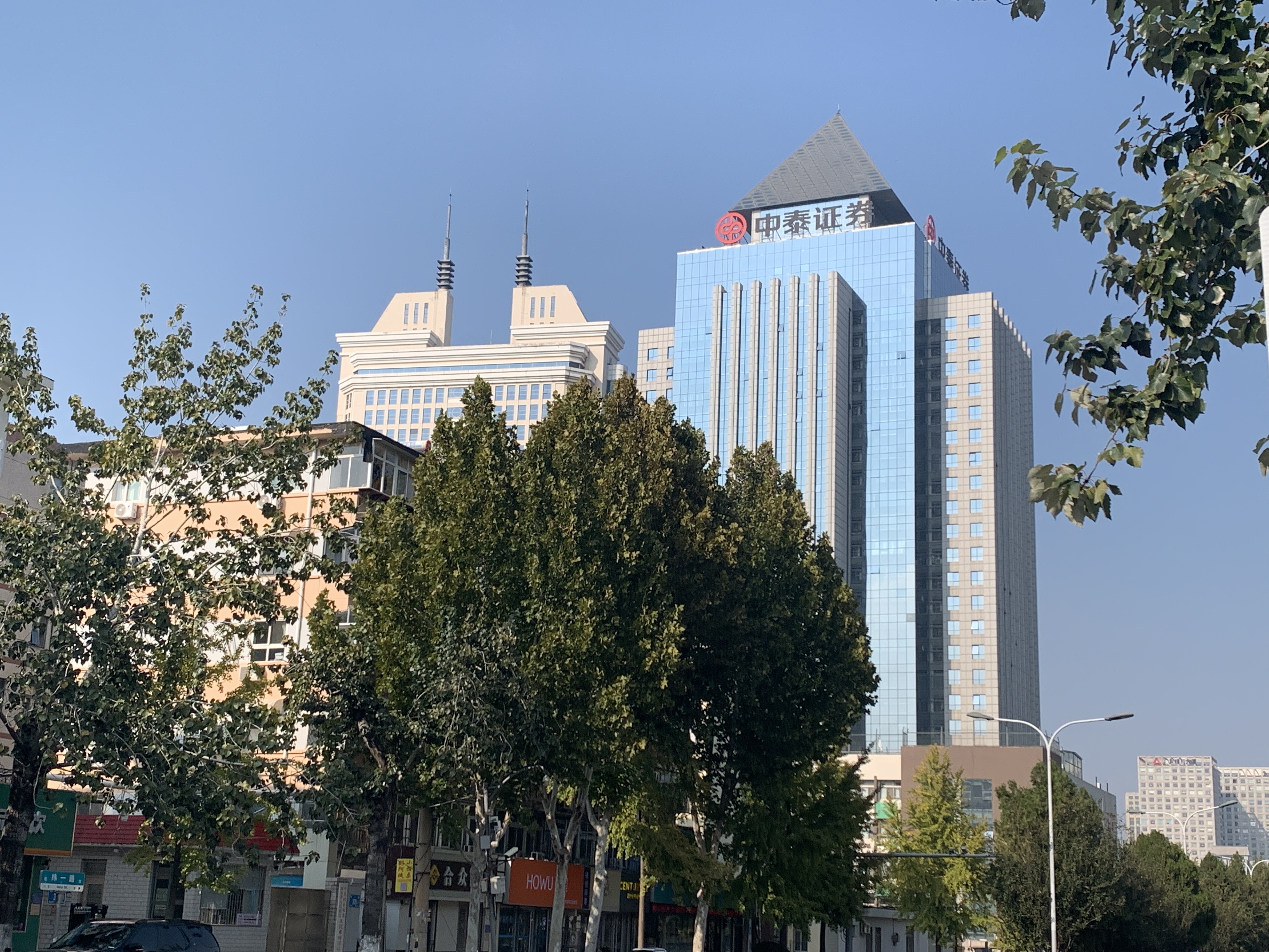 位于济南经七纬一附近两座造型奇特的建筑,分别是一个尖的证券大厦