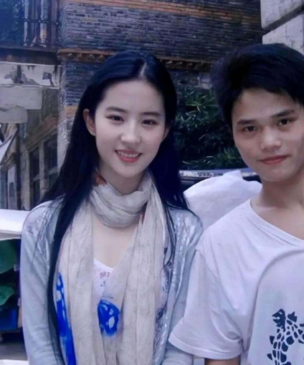 十五年前,刘亦菲和一位路人合照.