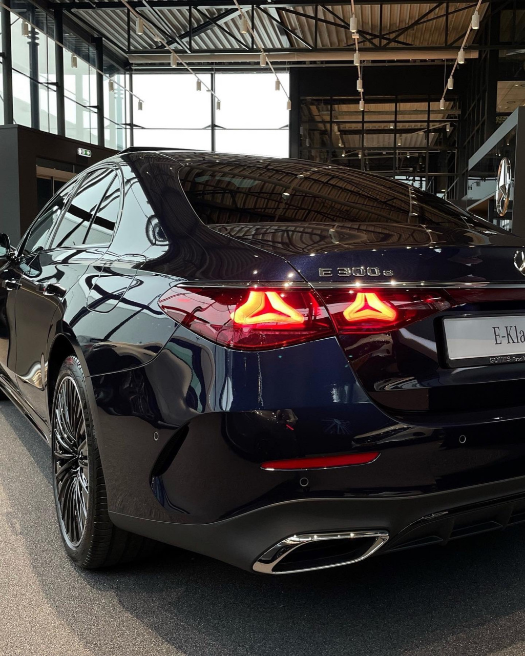 静态实拍奔驰e300e,黑色外观质感爆表,内饰也是相当豪华,如果不考虑