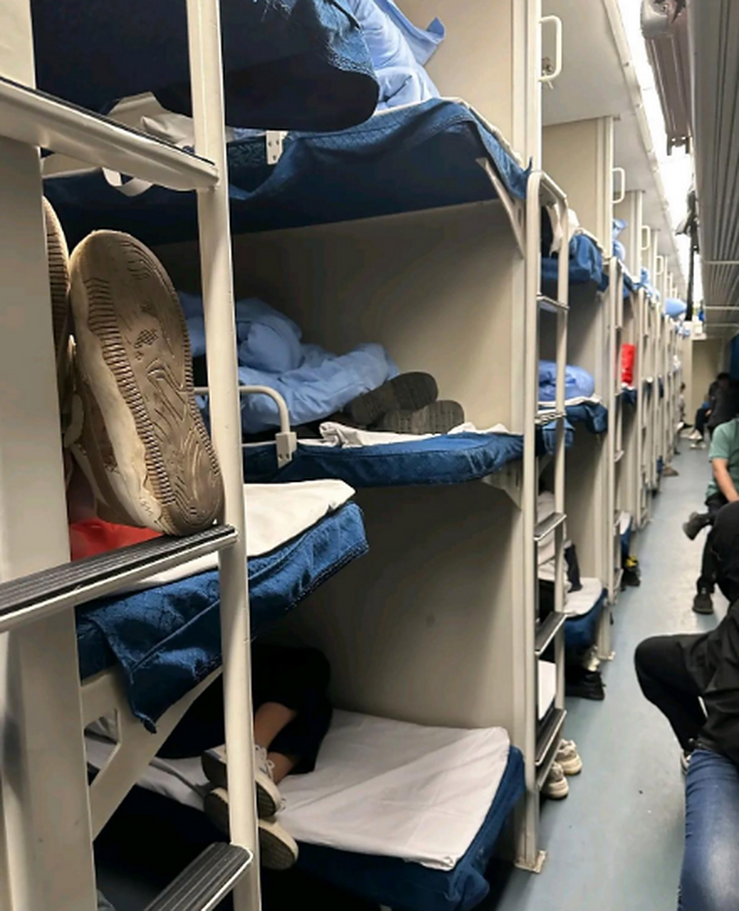 火车卧铺你会脱鞋子吗?