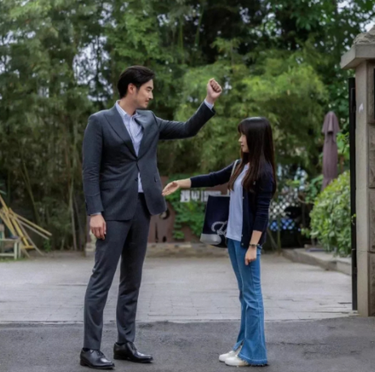 感觉卜冠今应该身高注水了,这身高差起码40cm吧.