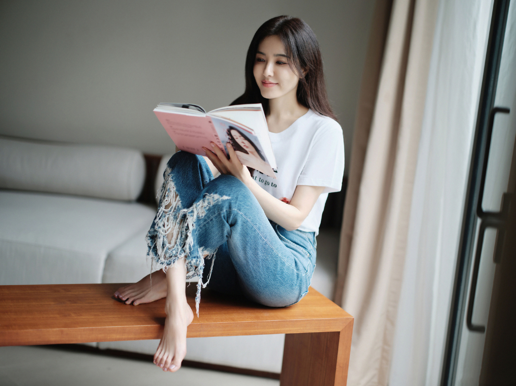 曾黎白色短袖搭配牛仔裤美照,这一套穿搭真的元气感满满!