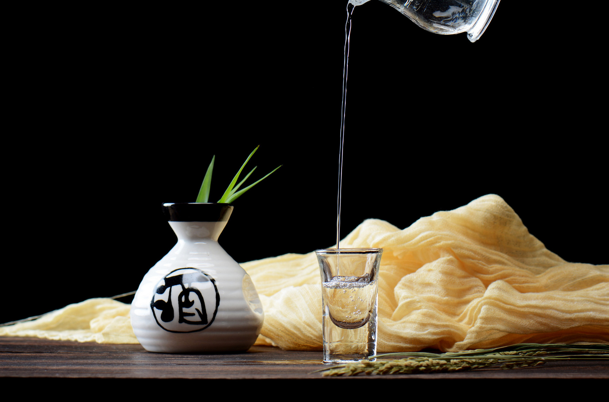 我国的古语里,早就有"酒是伤人物","酒乃色媒人"之说,饮酒时勿忘以之