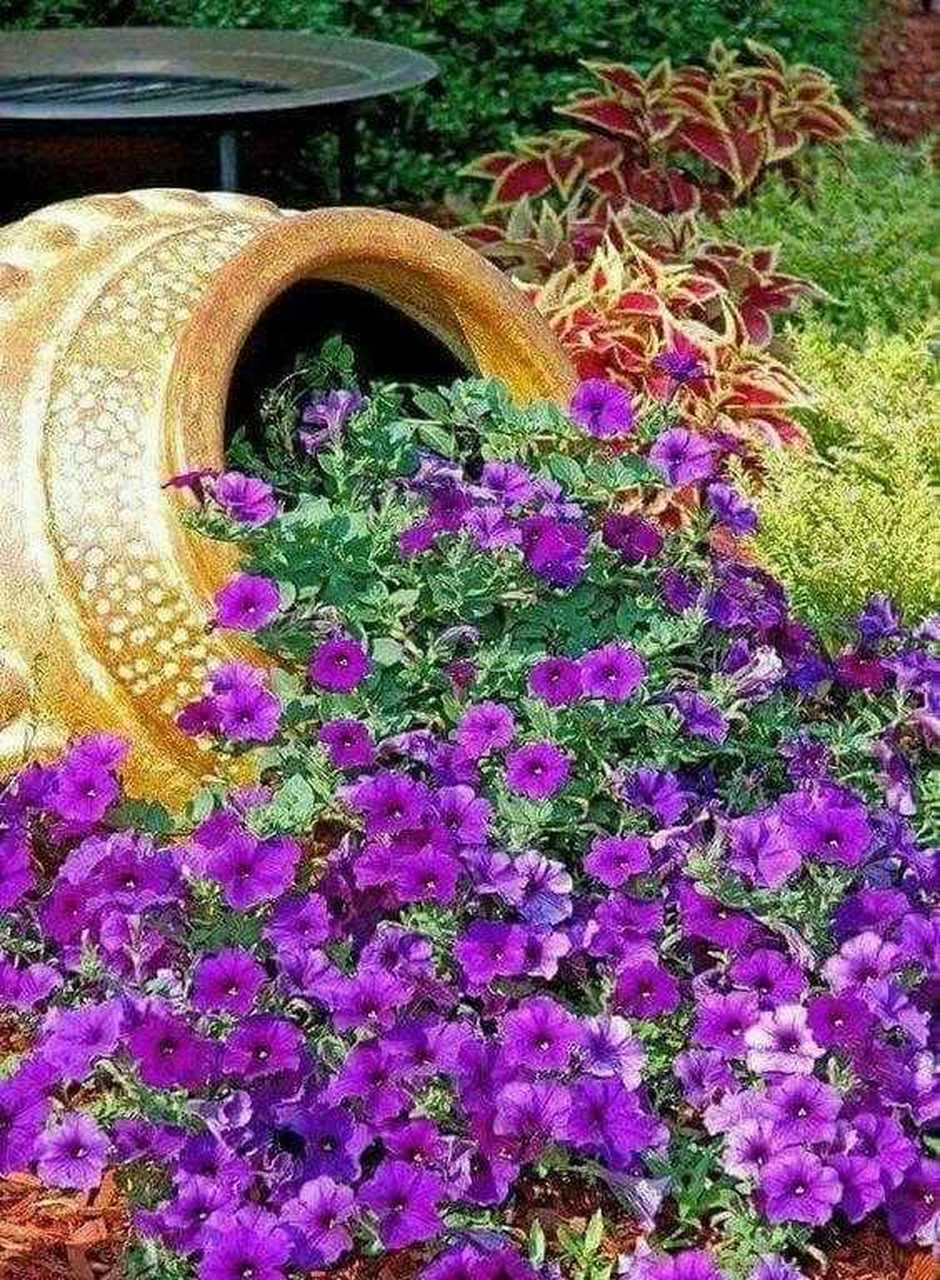 随意倾倒的花盆, 溢出美丽的花朵, 流淌美好的时光,[啊] 美到窒息的