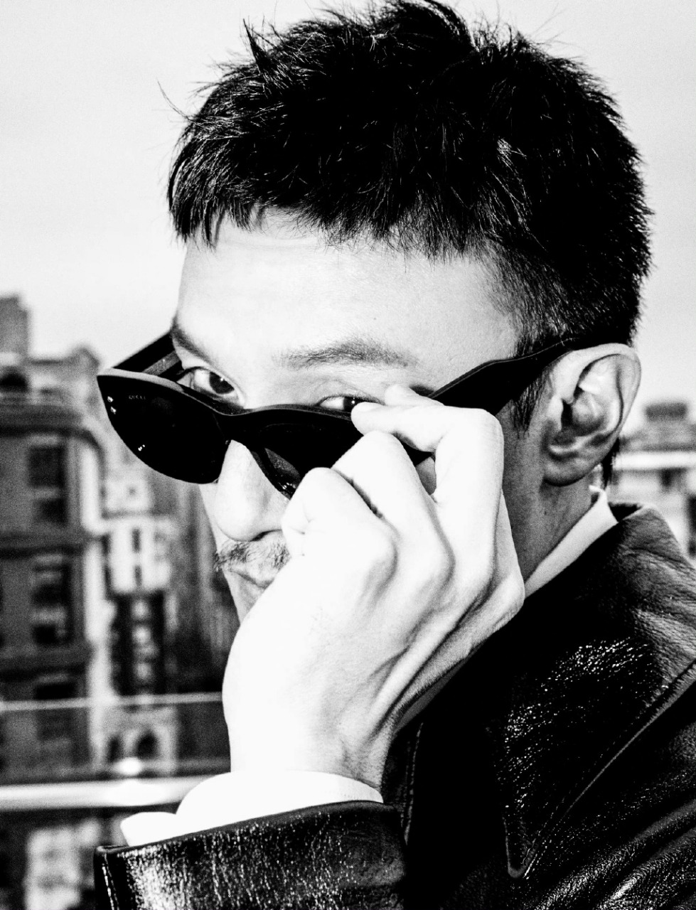 张震最新时尚写真,中长款皮衣配上酷帅的黑色墨镜,散发着成熟男人的