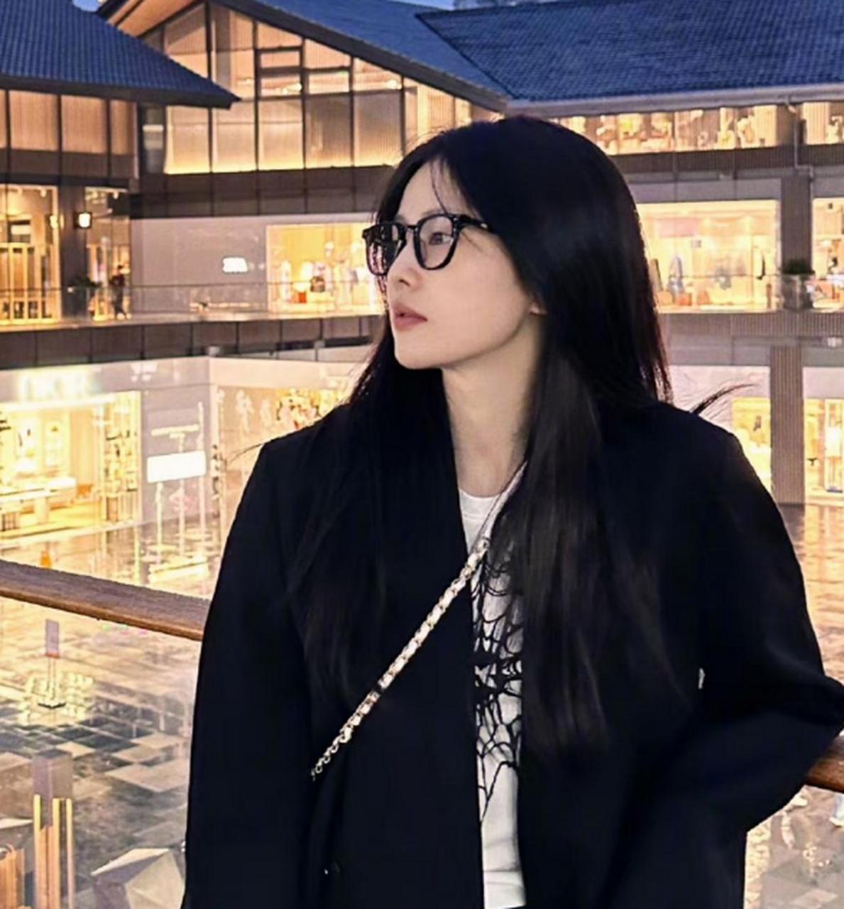 白鹿晒素颜照太减龄,戴上黑框眼镜更是一副乖乖女的样子.