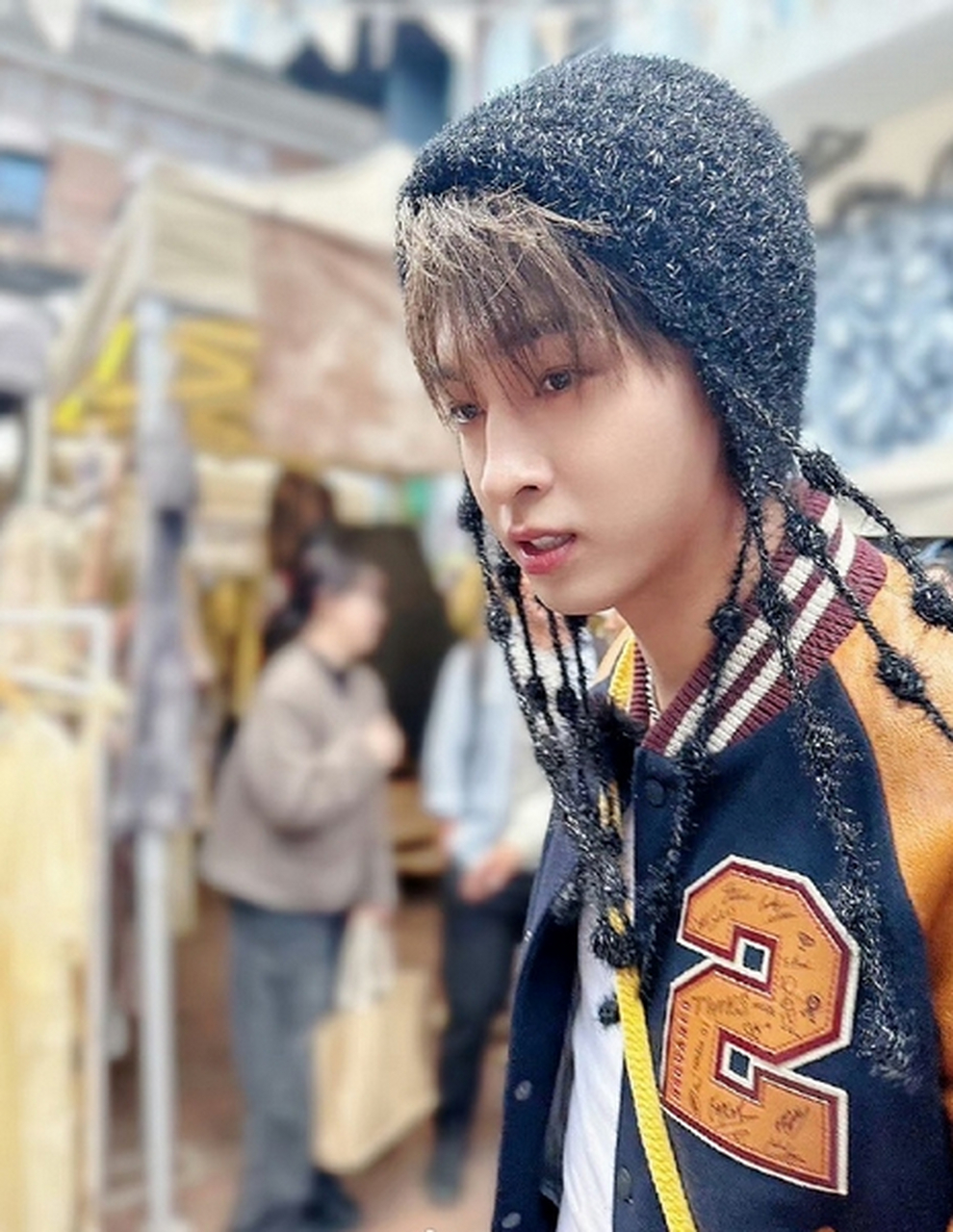 近日,相声演员秦霄贤在云南逛集市时被网友偶遇.