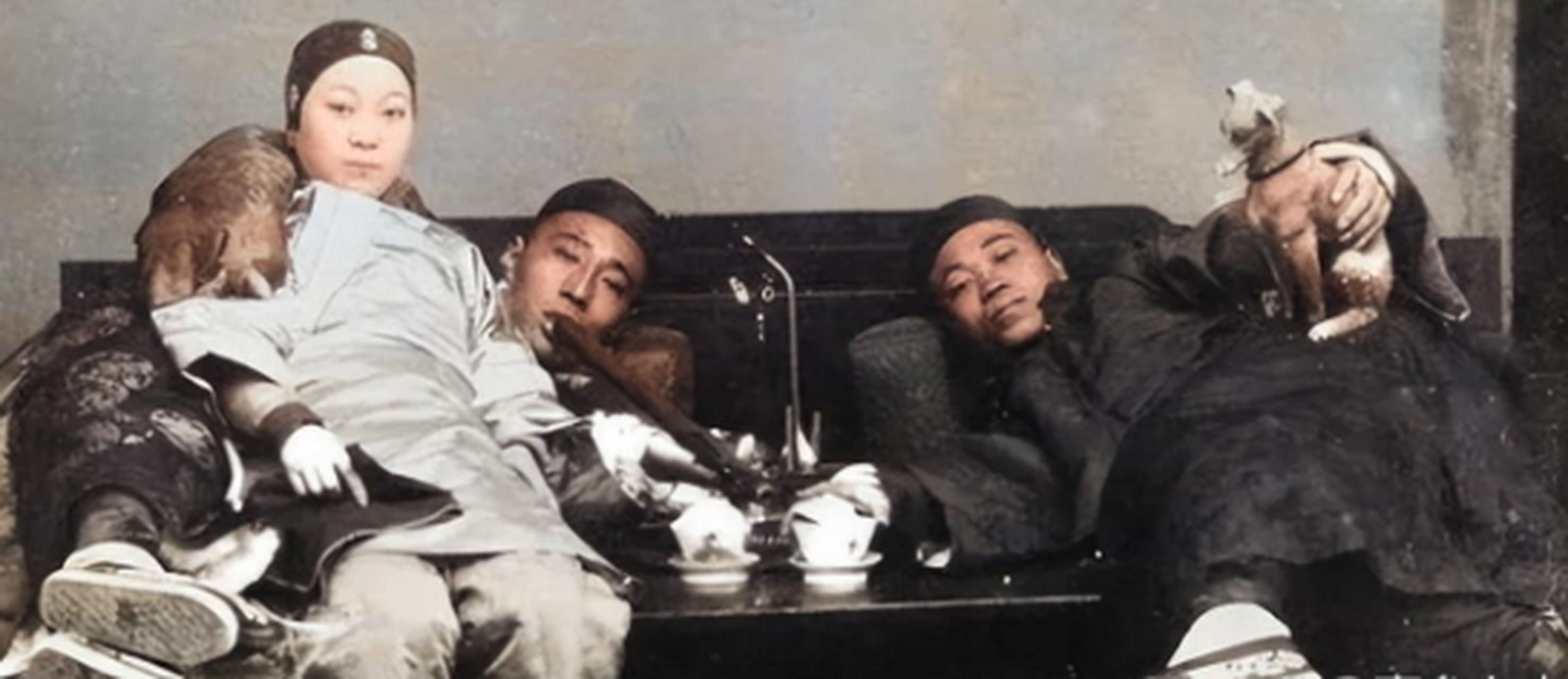 历史老照片: 清朝末年,两个富贵人家的公子哥在 烟馆内肆意放纵的一幕