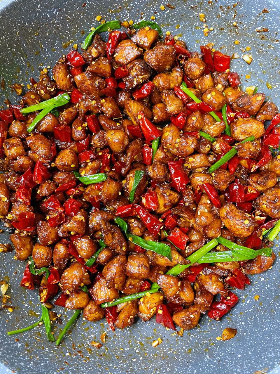 辣子鸡丁:麻辣干香,过瘾解馋  准备好新鲜的六和鸡小胸肉,清洗干净后