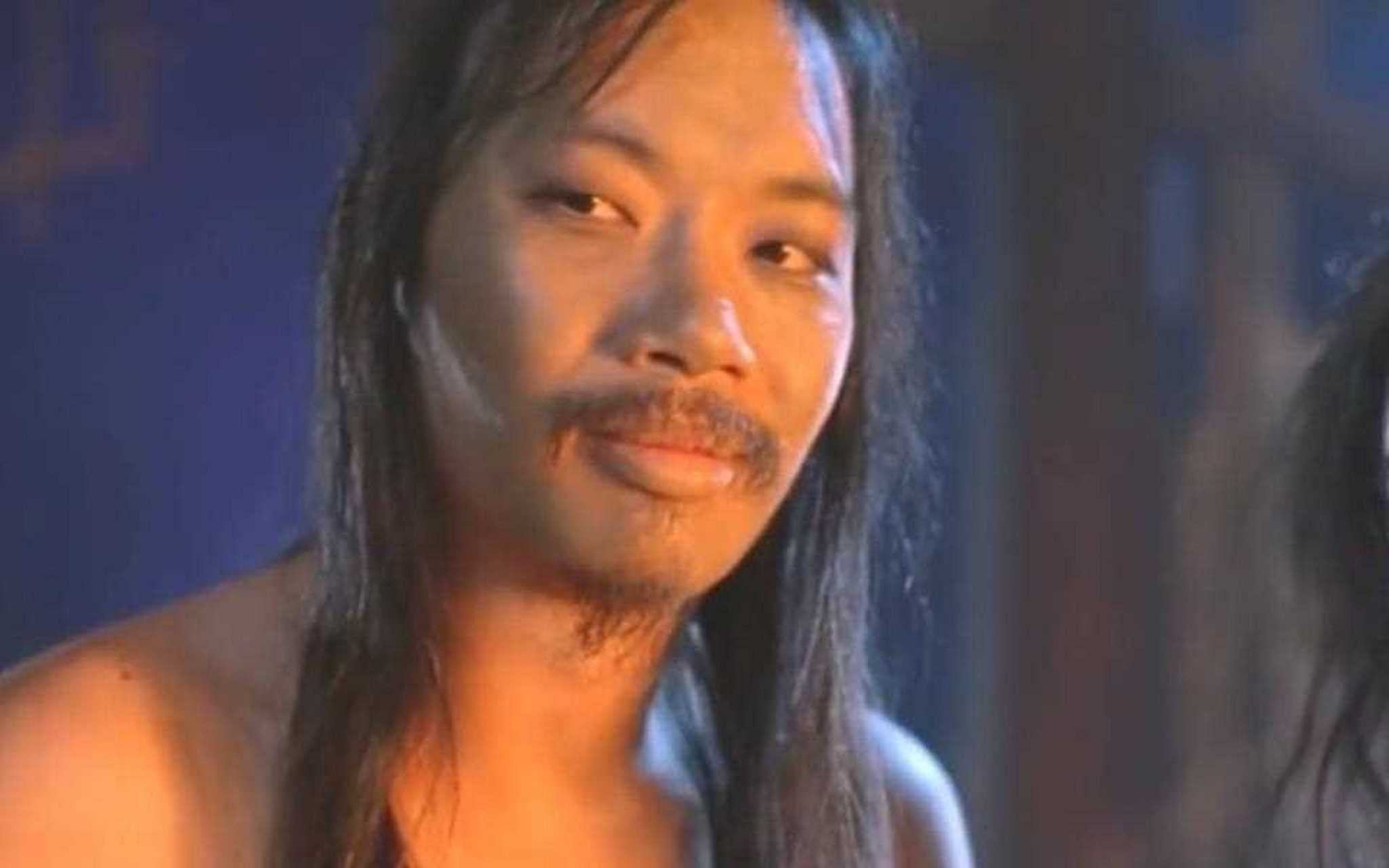 [晕] 刘镇伟曾爆料他们在拍《大话西游》的时候,有一次一个醉酒的影迷