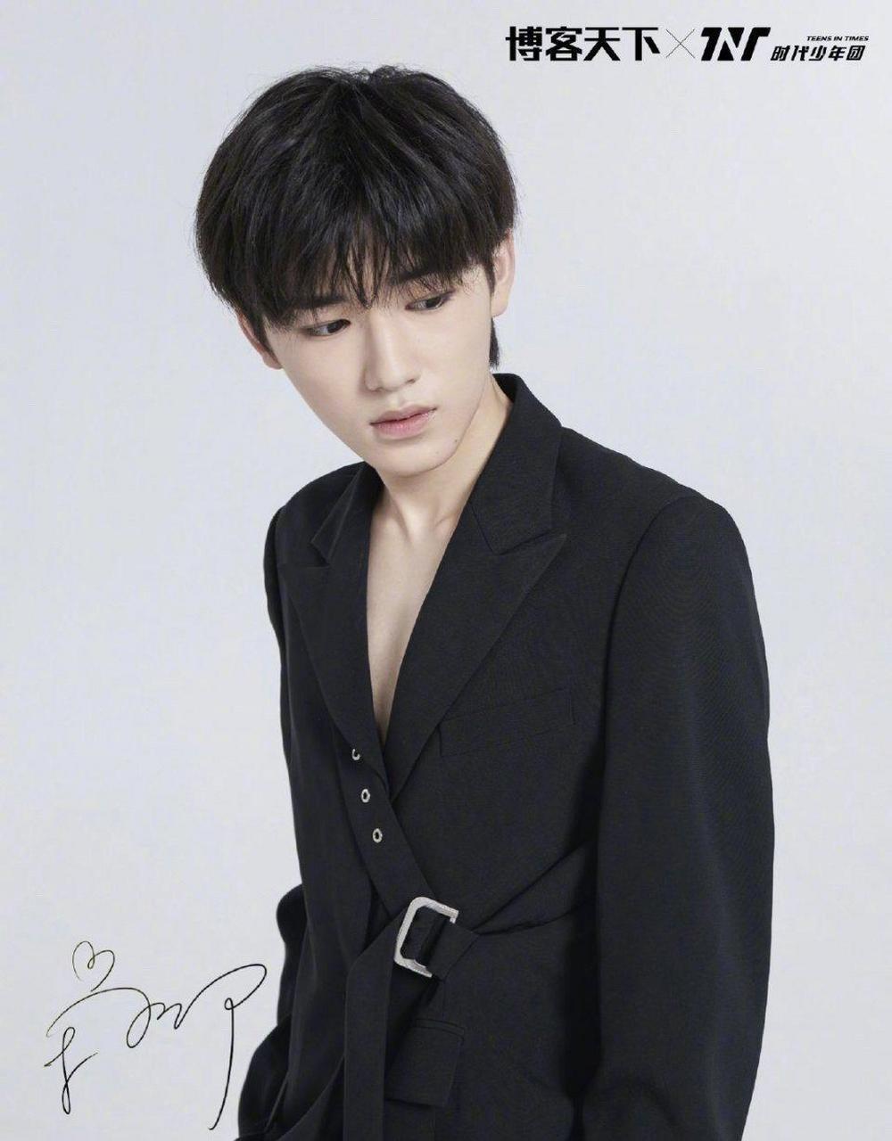 gif创作人#  宋亚轩dior上班剧透真的太可了,浅灰色西装太帅了吧!