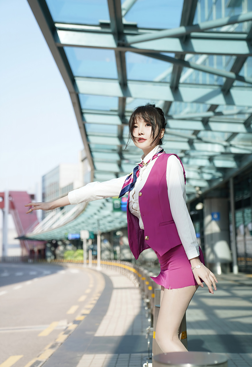 粉色的空乘制服,迷人的丽质,曼妙苗条身姿明艳动人#美女# #模特