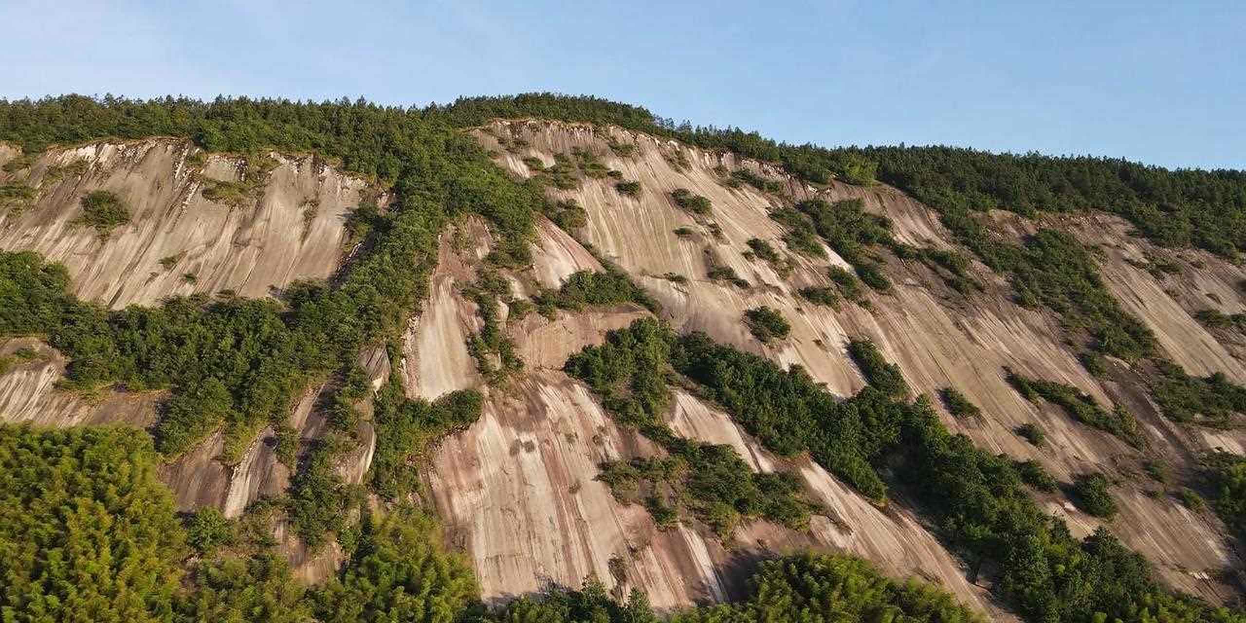 石瀑面对着虎形山的峡