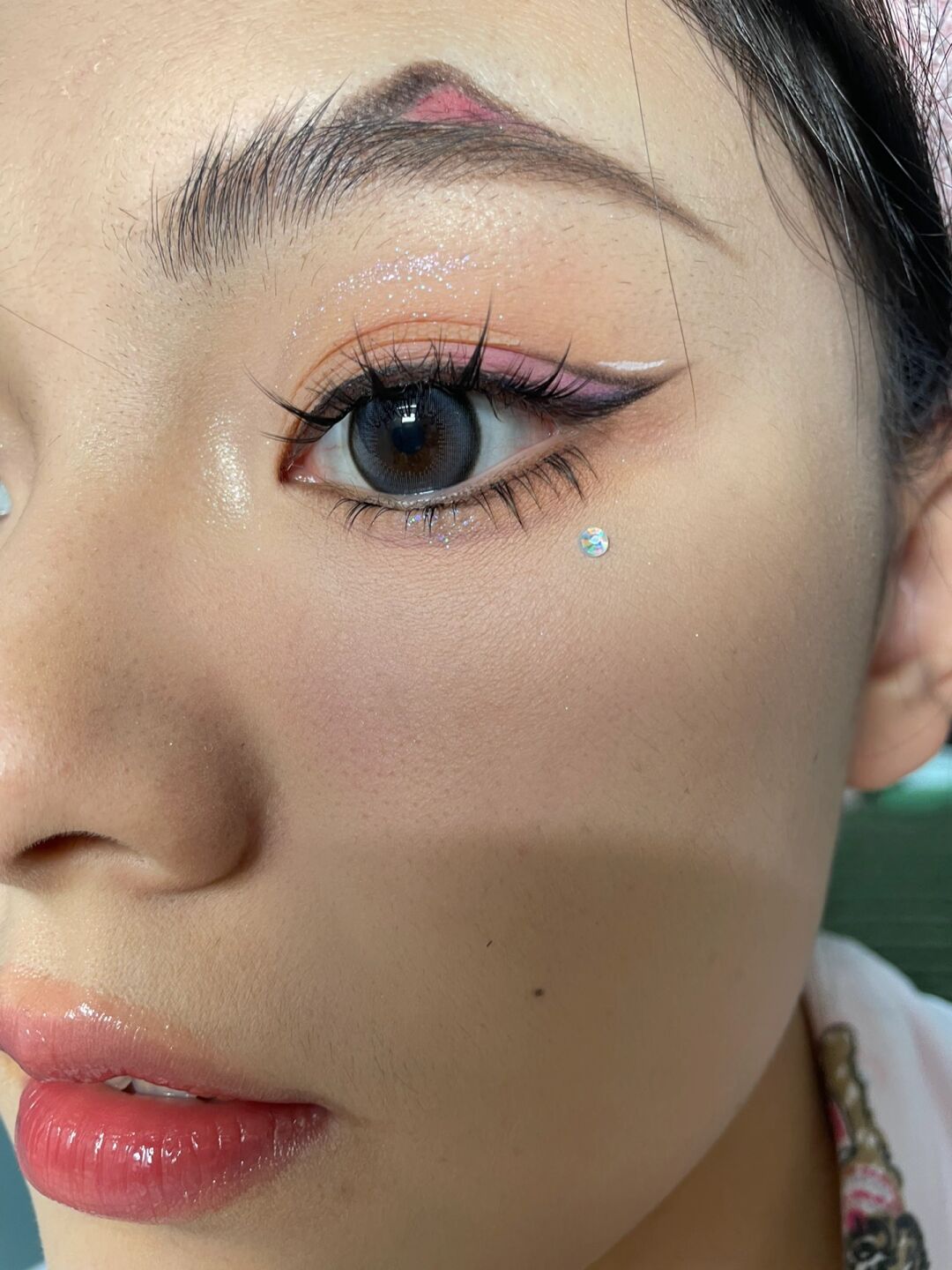 整体以粉色系为主,我尝试了第一次化倒钩眼线就成功了,还用了白色眼线