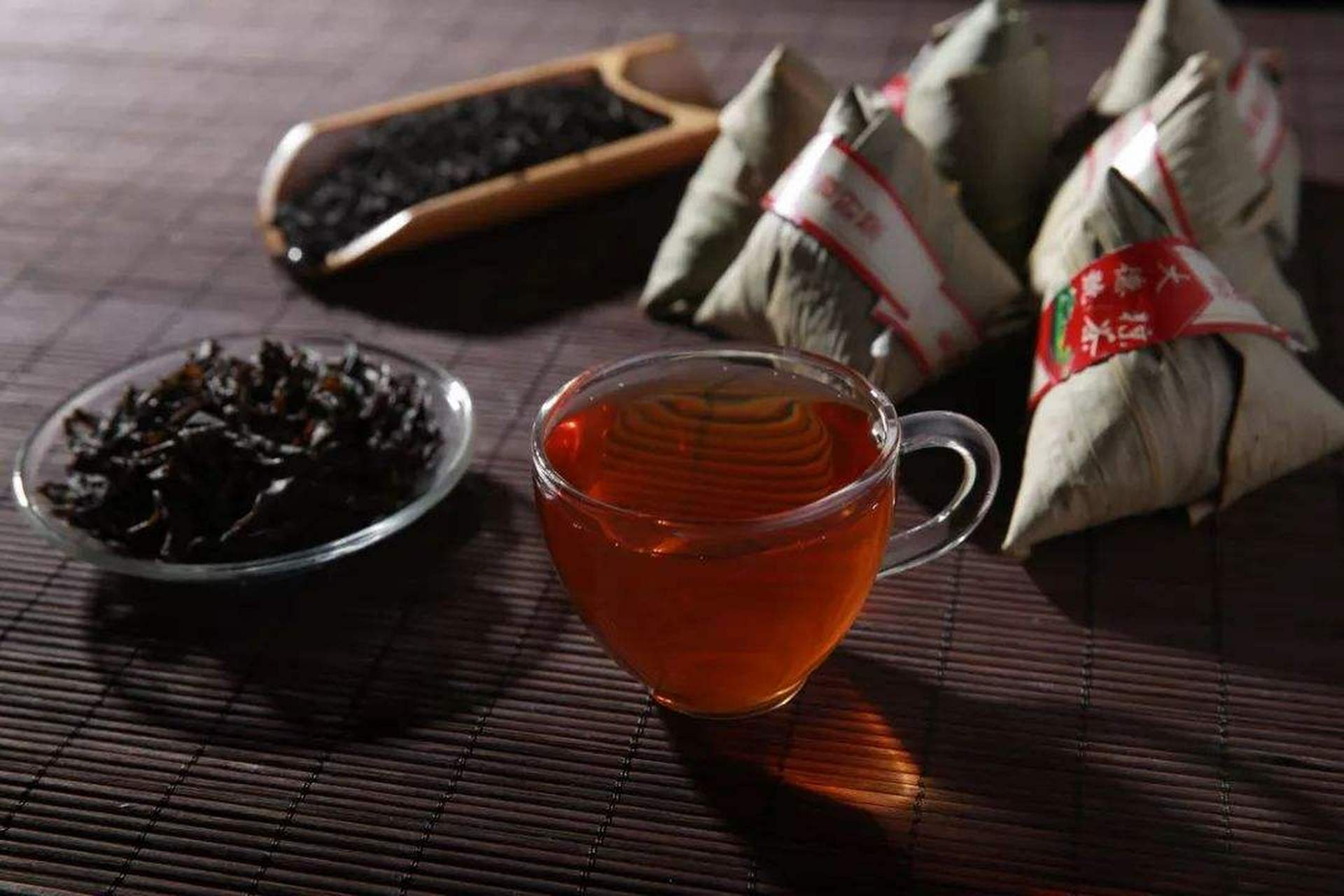 黑茶(dark tea),因成品茶的外观呈黑色,故得名.